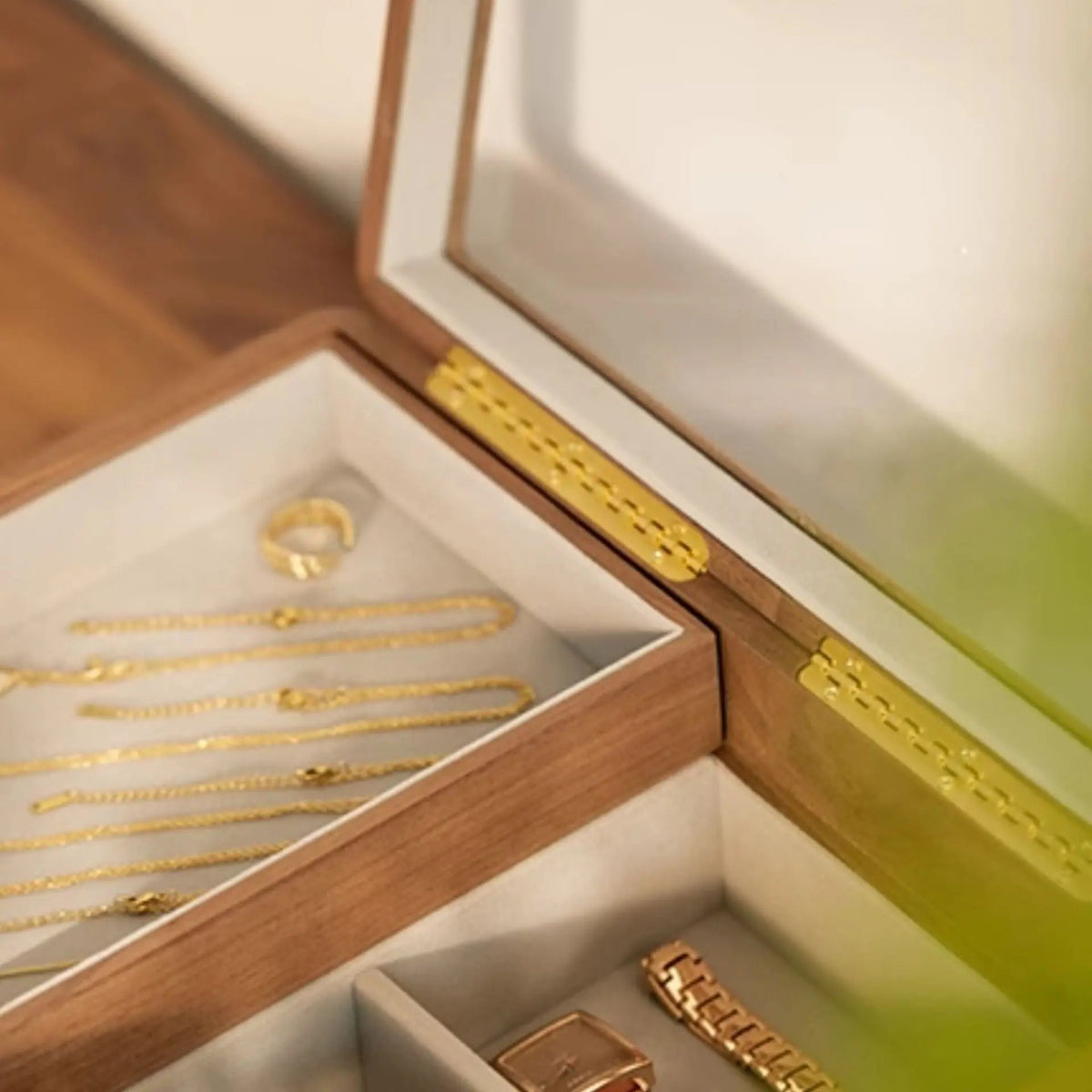 Boîte à bijoux en bois ouverte, compartiments garnis de bagues et de colliers, Cléophée Paris