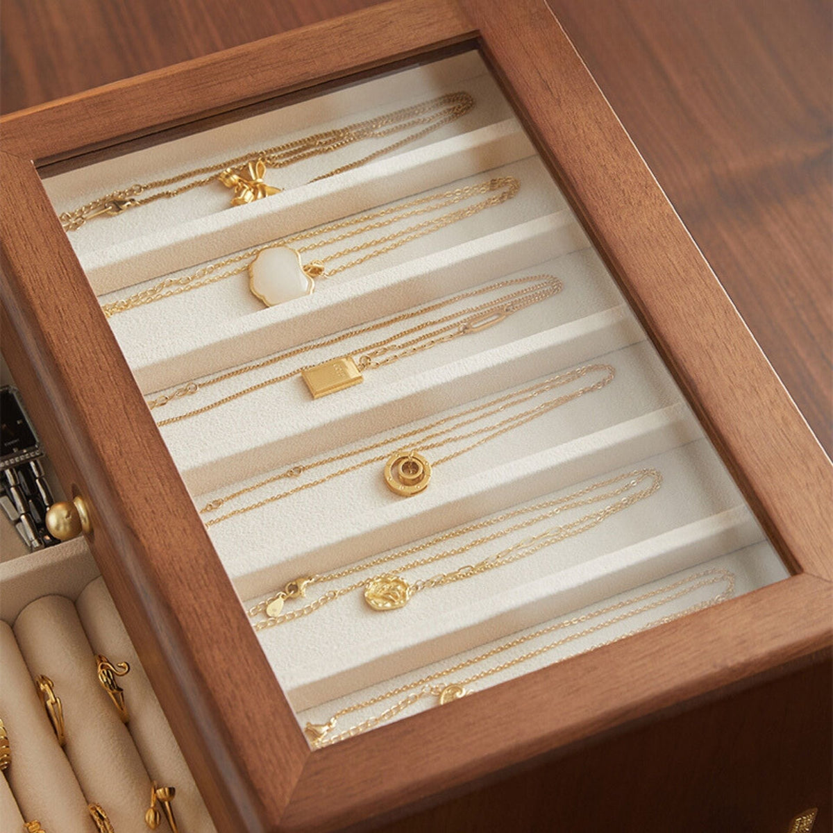 Coffret vitré à 3 niveaux avec crochets à colliers, colliers suspendus sans nœuds, Cléophée Paris