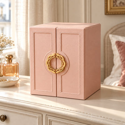 Organisateur de bijoux style cabinet en cuir PU, 5 tiroirs et crochets, en situation