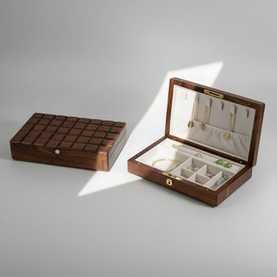 Boîte à bijoux en noyer massif style chocolat, vue de face fermée – Cléophée Paris