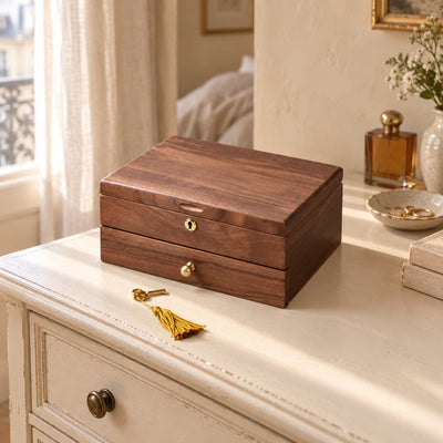 Boîte à bijoux en bois massif avec tiroir et serrure, en situation