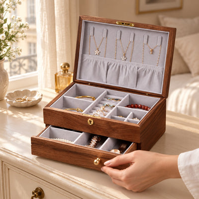 Boîte à bijoux en bois massif avec tiroir et serrure, en usage