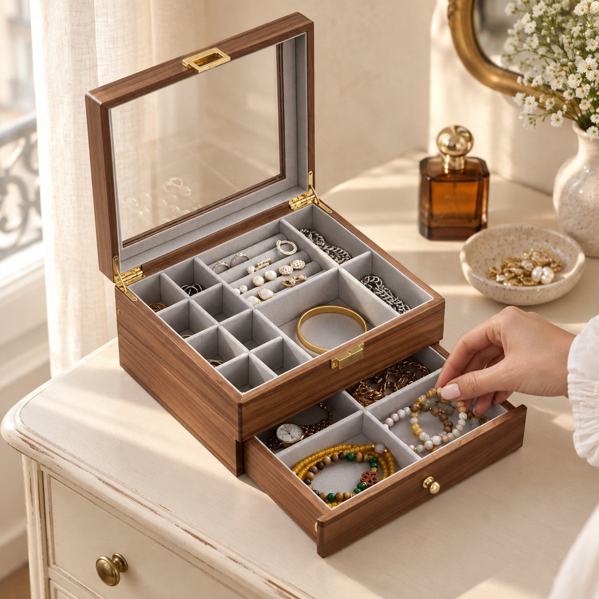 Boîte à bijoux en bois massif avec tiroir, en usage