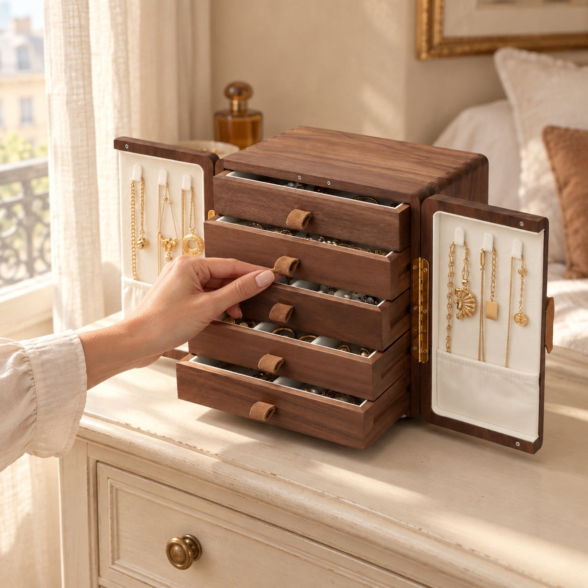 Boîte à bijoux en noyer, 5 niveaux, fermeture magnétique, en usage