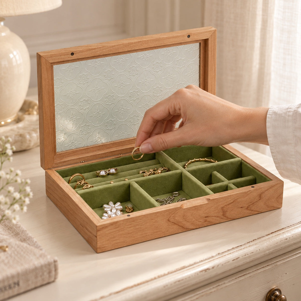 Boîte à bijoux en noyer et cerisier massif (compacte), en usage