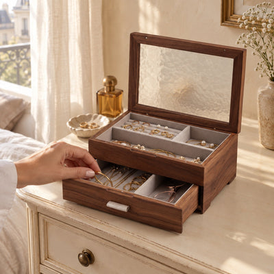 Boîte à bijoux en noyer et cerisier massif, en usage