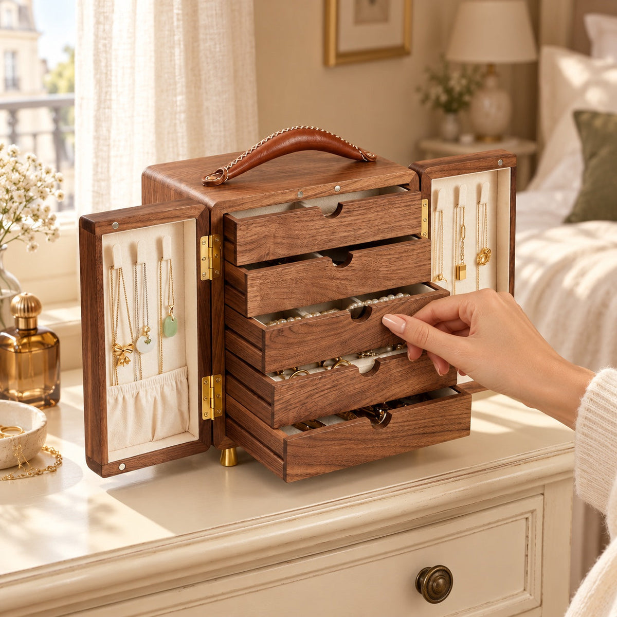 Boîte à bijoux en noyer massif avec tiroirs, en usage