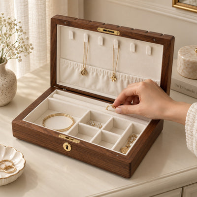 Boîte à bijoux en noyer massif, style chocolat, en usage