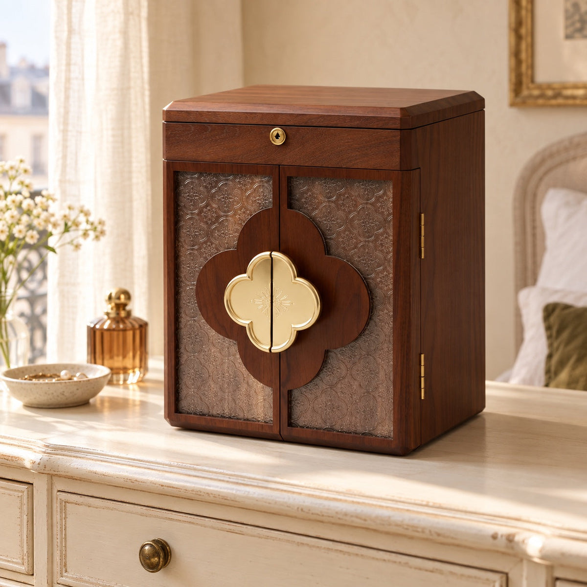 Cabinet à bijoux en bois, 6 niveaux avec serrure, en situation