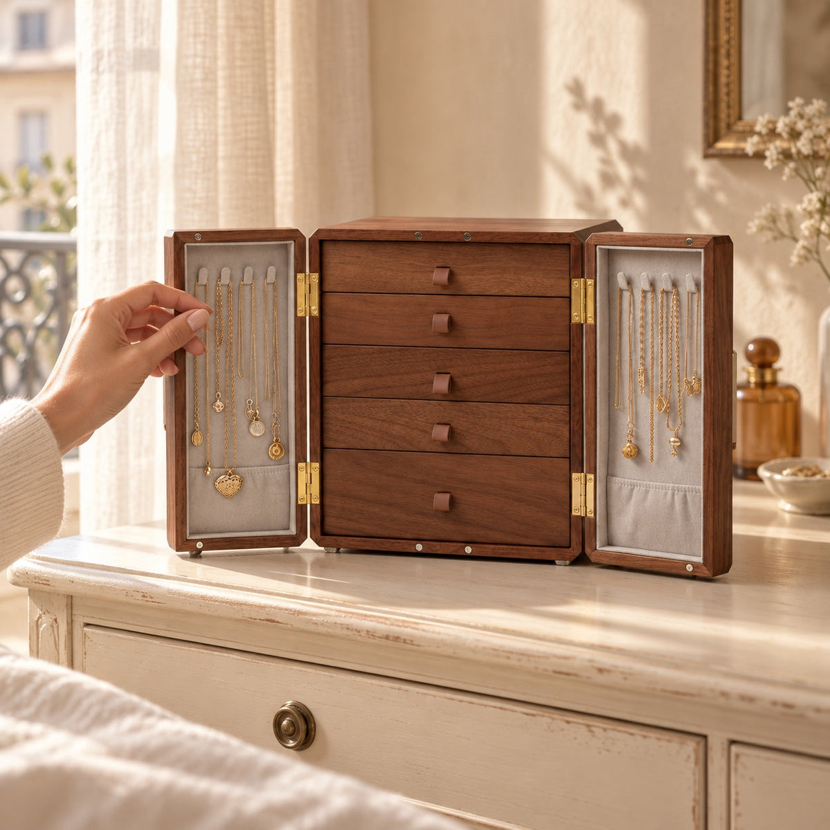Cabinet bijoux oriental, signature Cléophée, en usage