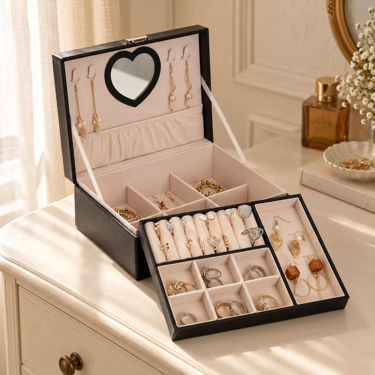 Coffret bijoux signature, double niveau et plateau amovible, en situation