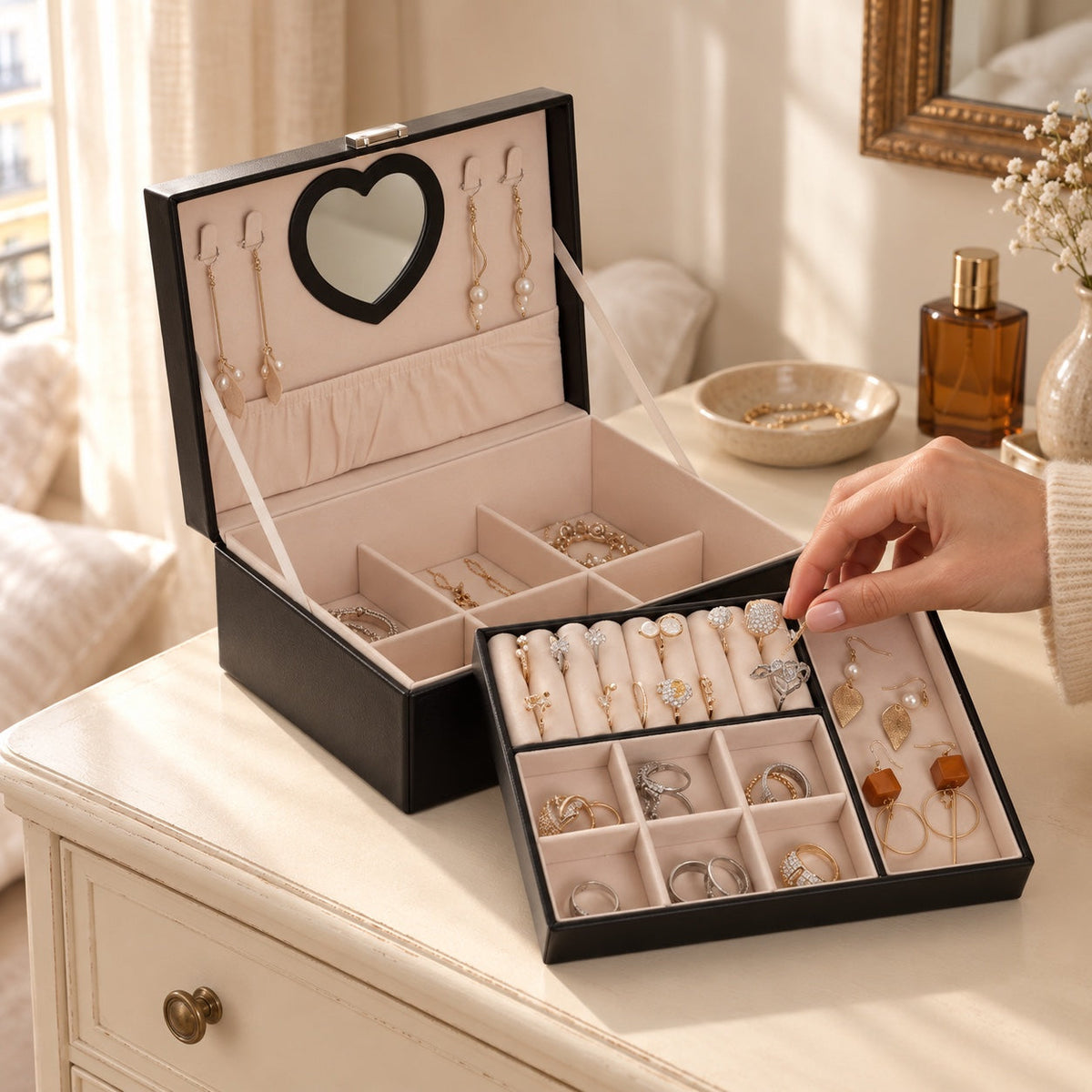 Coffret bijoux signature, double niveau et plateau amovible, en usage