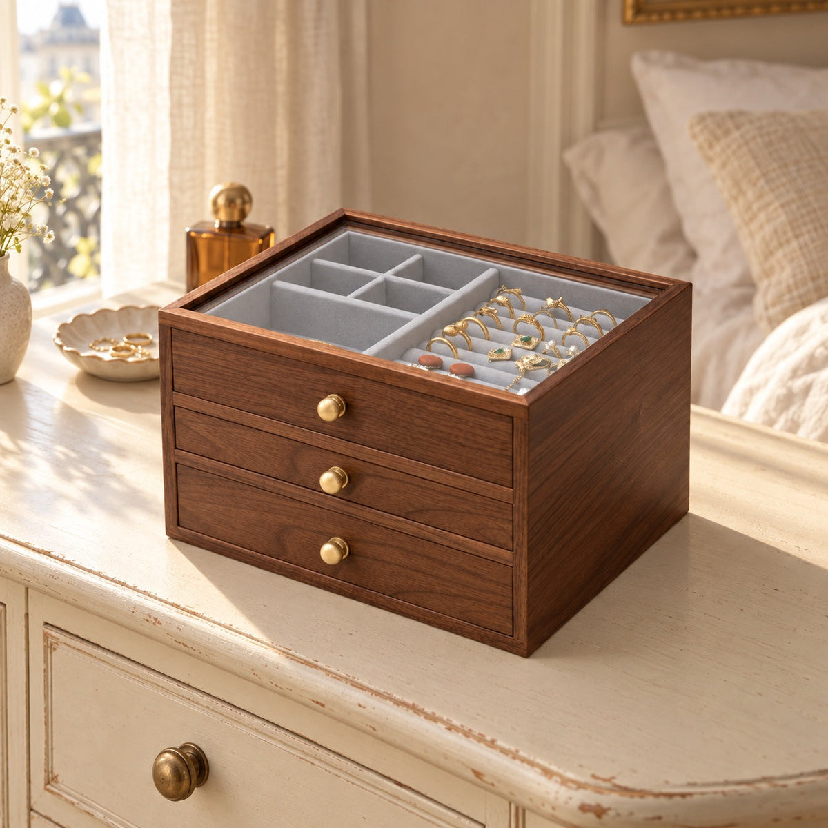 Coffret noyer et laiton avec couvercle verre, 3 niveaux, 2 tiroirs, en situation