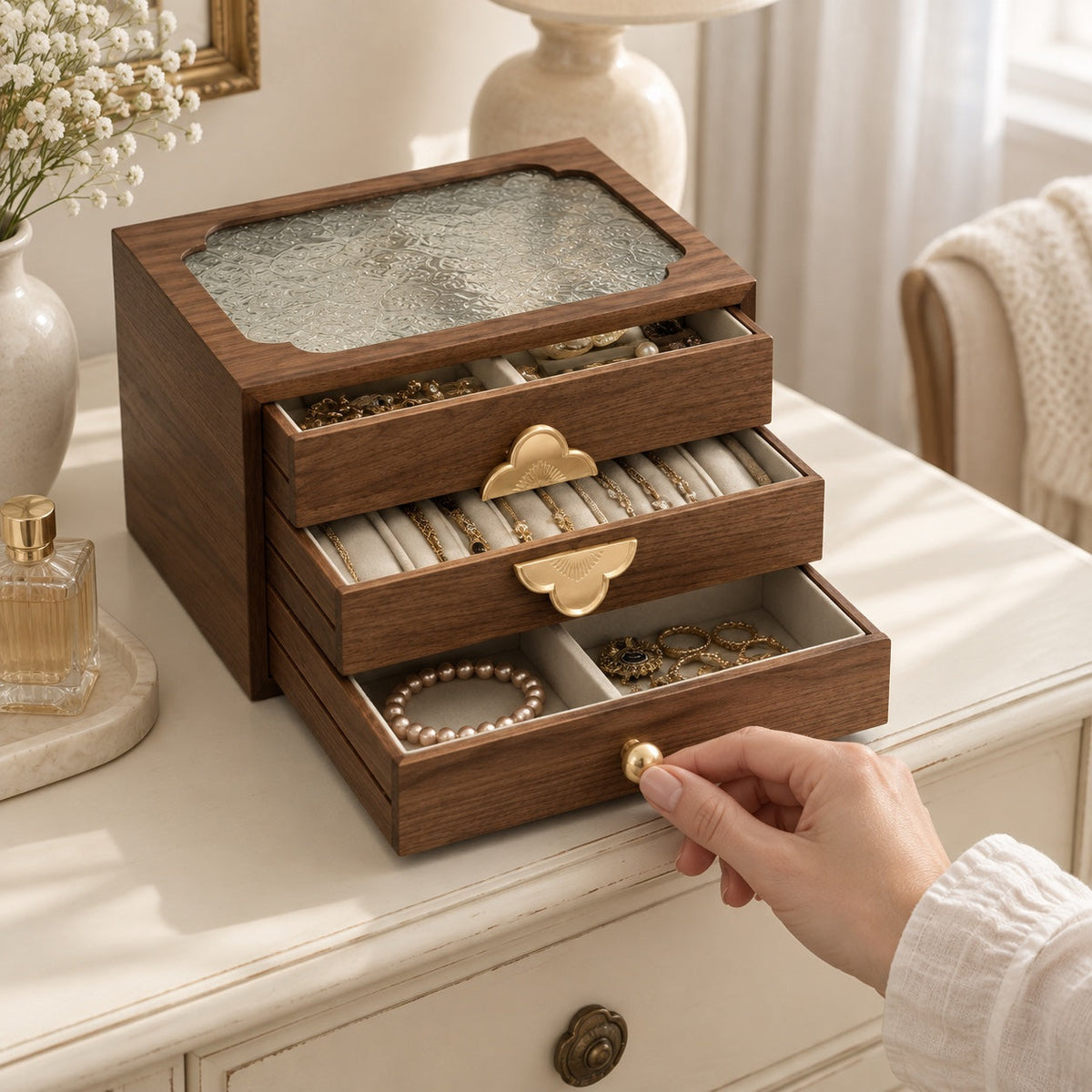 Coffret noyer et verre floral, 3 niveaux, en usage