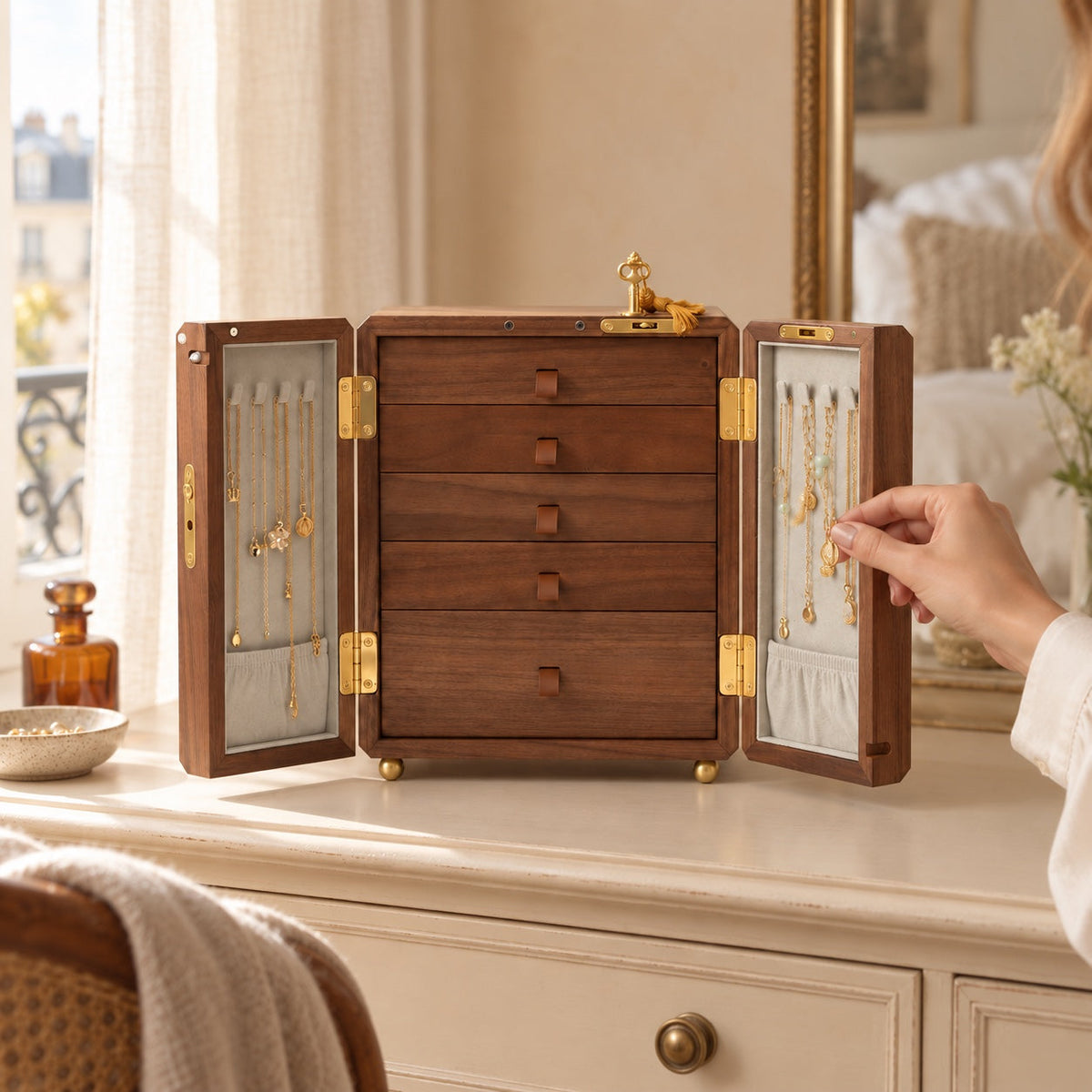 Coffret Oriental en Bois, 5 Tiroirs et Portes Latérales Verrouillables, en usage