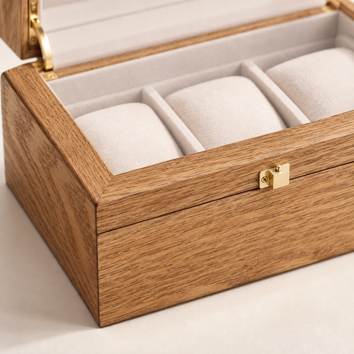 Boîte 3 montres en bois précieux, détail du fermoir doré