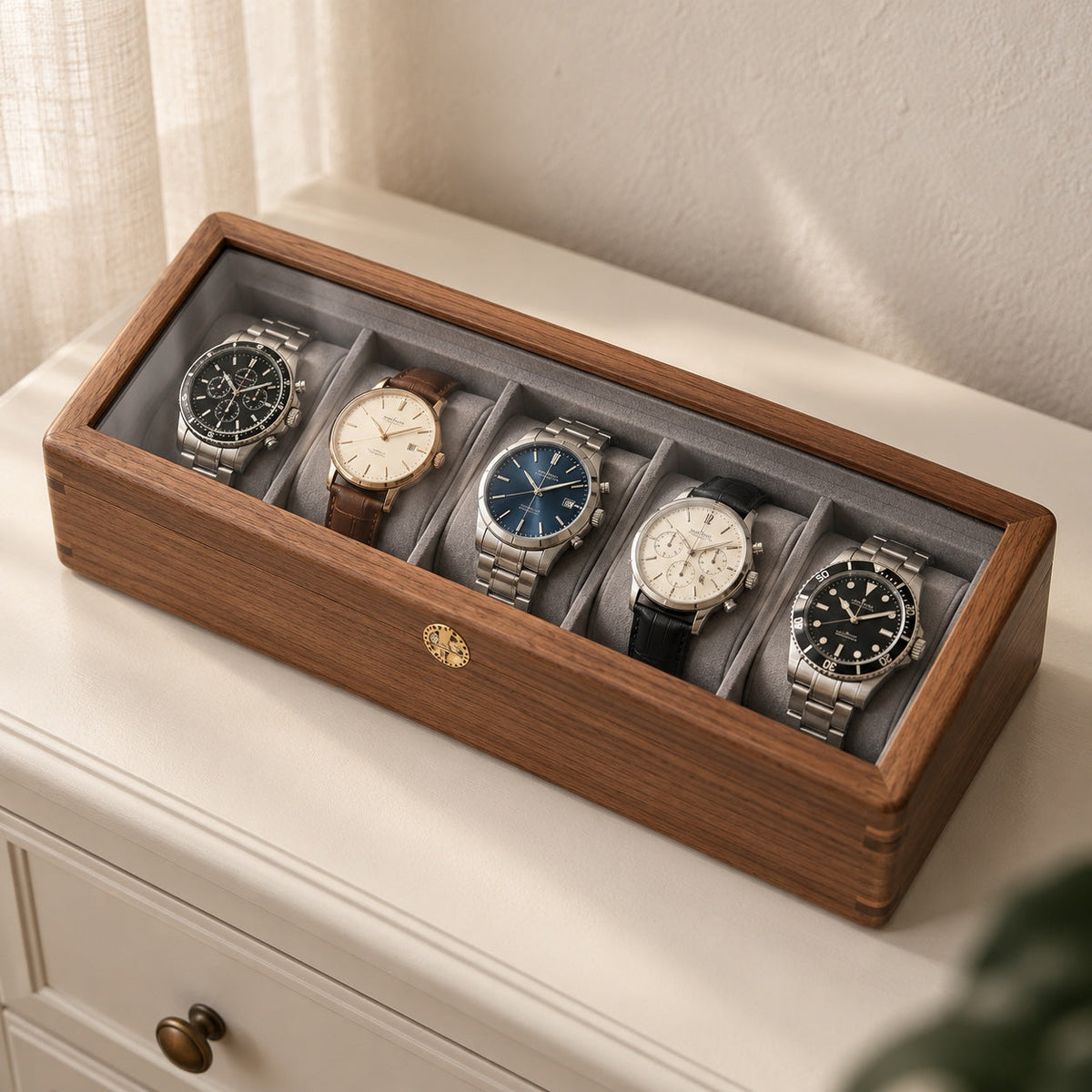Boîte à montres en noyer massif, sur fond neutre