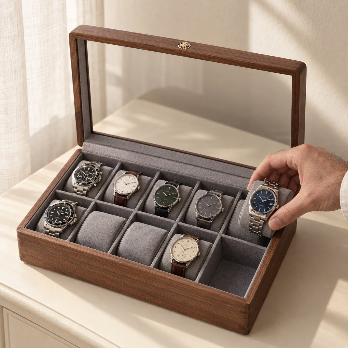 Boîte à montres en noyer massif, tenue en main