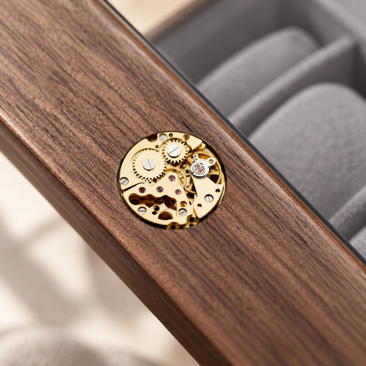 Boîte à montres en noyer massif, détail des finitions