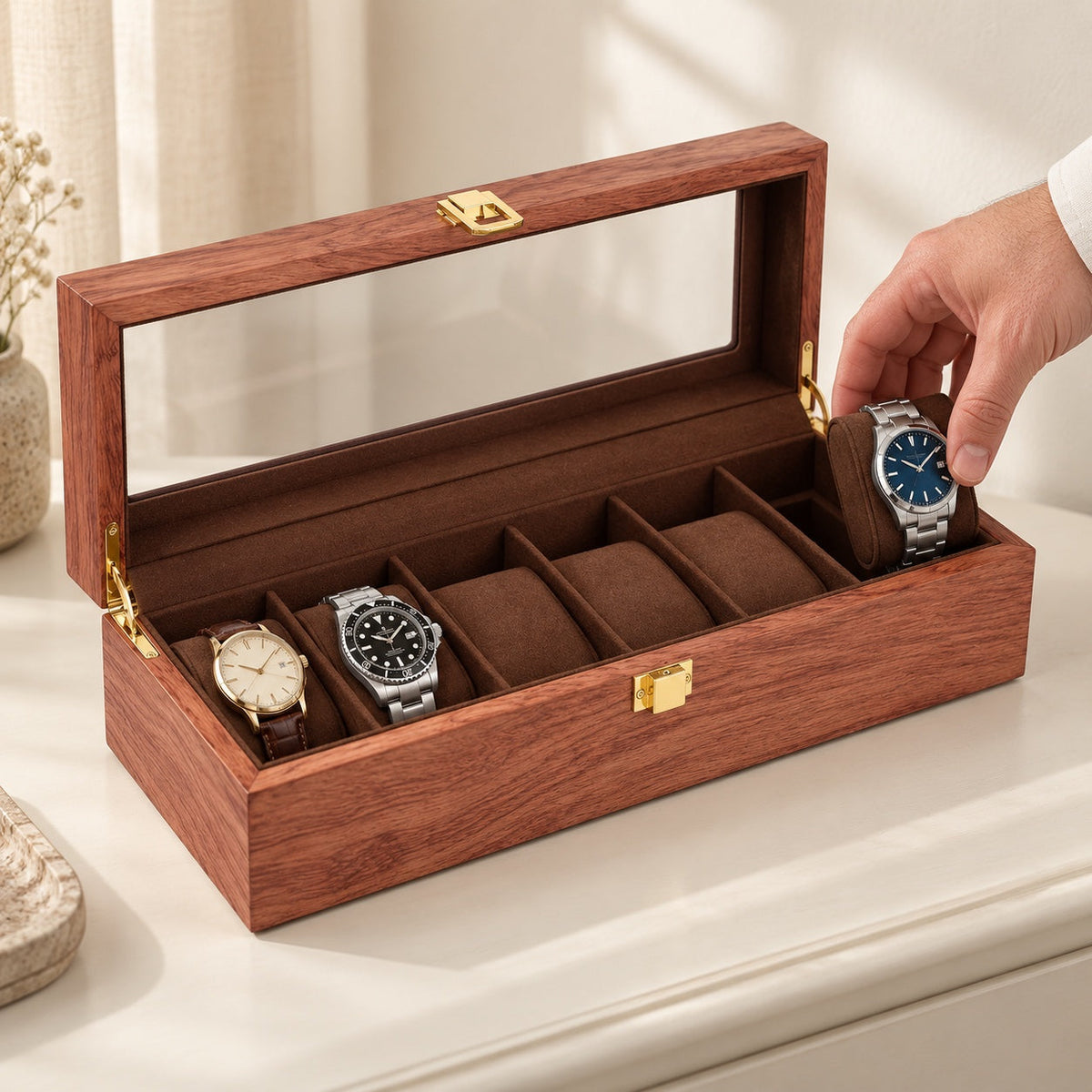 Boîte de rangement 6 montres en noyer, tenue en main