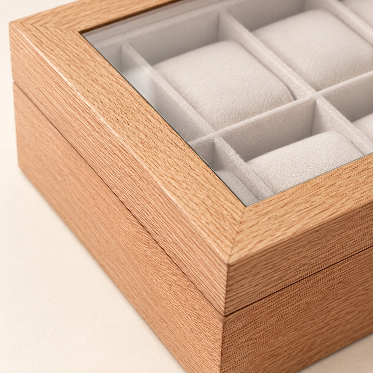 Coffret 10 montres en bois de noyer, détail de l'intérieur