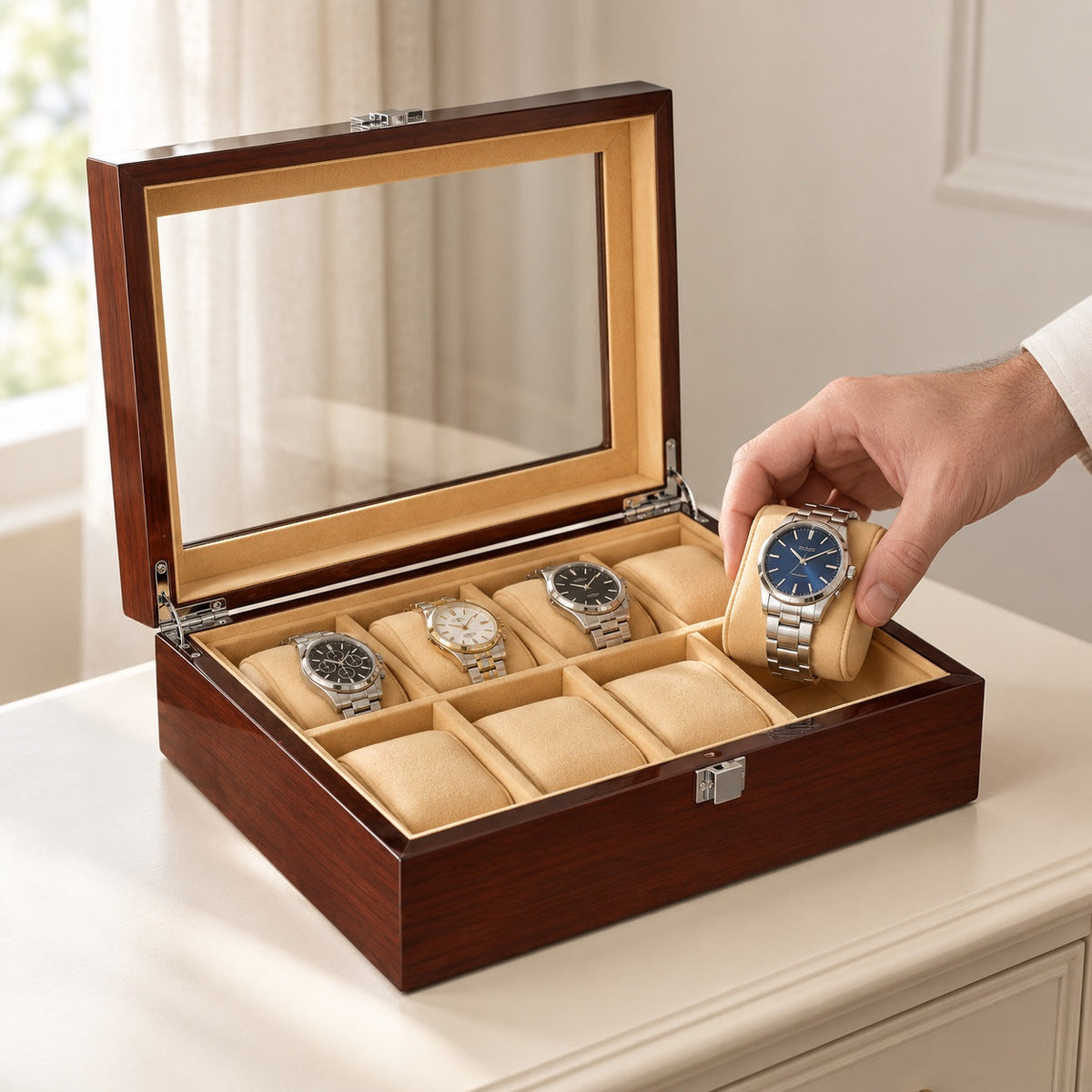 Coffret de rangement pour montres en bois, tenu en main