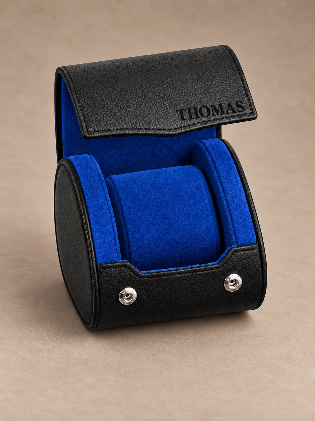 Holborn 1 noir et bleu — intérieur et coussin sans montre — personnalisation THOMAS sur le rabat — fond taupe