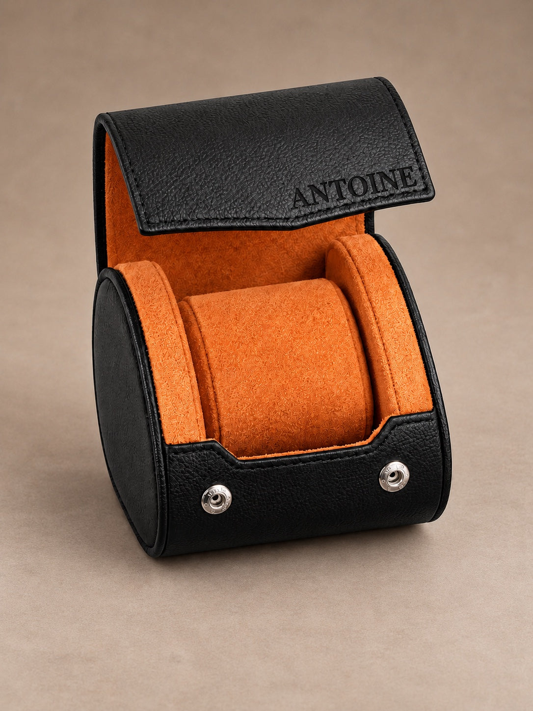 Holborn 1 noir et orange — intérieur et coussin sans montre — personnalisation ANTOINE sur le rabat — fond taupe