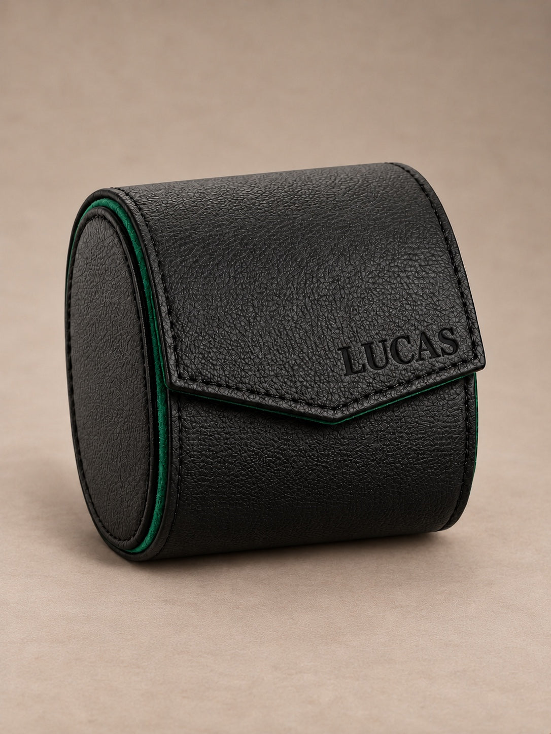 Holborn 1 noir et vert — étui fermé de trois-quarts — personnalisation LUCAS sur le rabat — fond taupe
