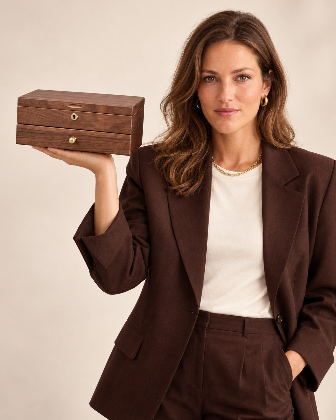 Cléophée Paris sur Instagram — Photo by Cléophée Paris in Paris, France. Peut être une image de blazer, costume, porte-document, boîte, vêtem
